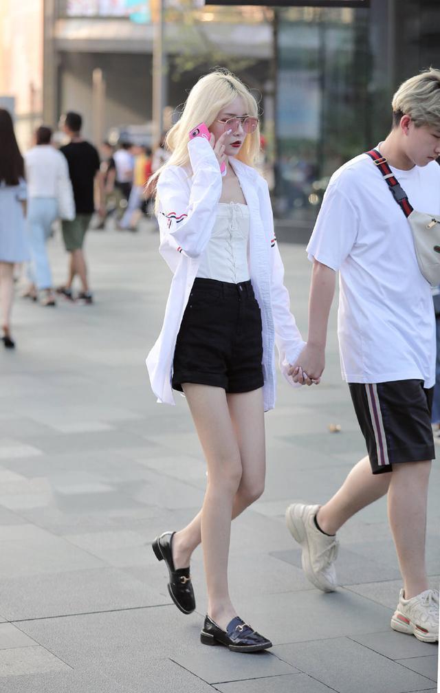 街拍:右边小姐姐,红色妖艳显眼,是个敢穿的美女哟