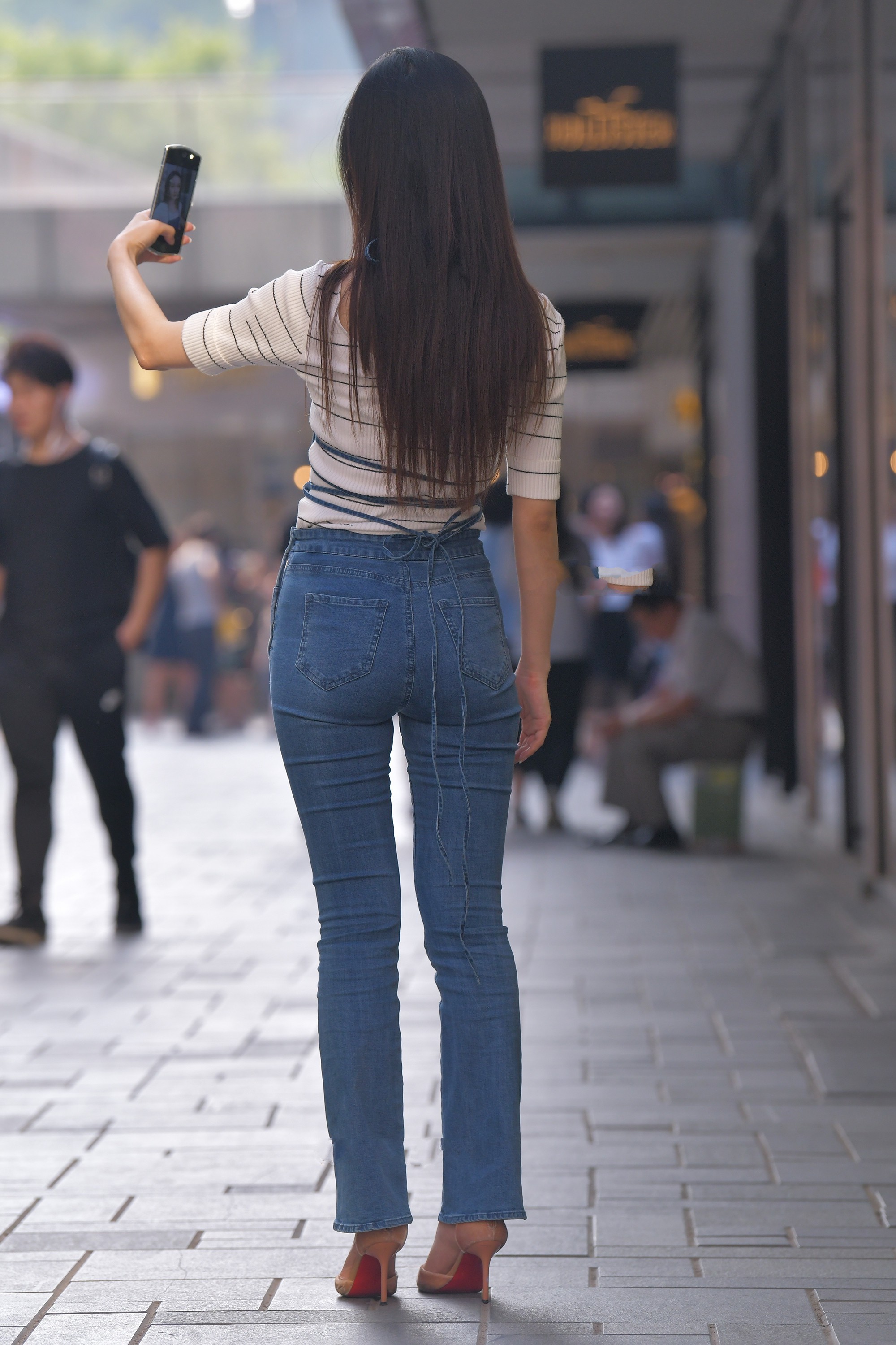 条纹针织衣搭配高腰牛仔裤,女神范儿十足,更显好身材