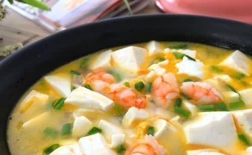 豆腐加“它”炖,比骨头汤鲜香,健脾暖胃又补钙,早些吃早受益