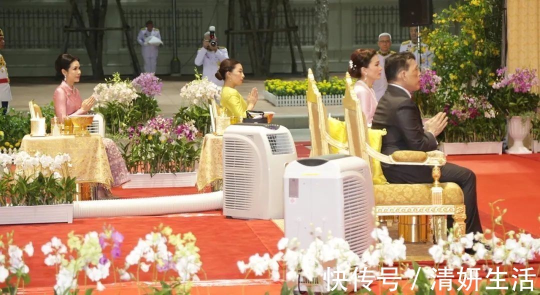 表情|68岁泰王玩“心跳”,首次带两位娇妻坐电动车,表情凝重太紧张了