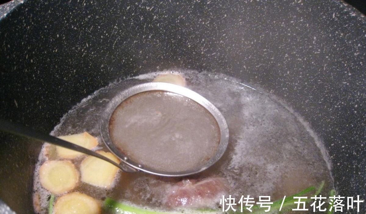 清炖羊肉,汤浓而鲜,肉烂不腻,秋冬进补还得吃羊肉!