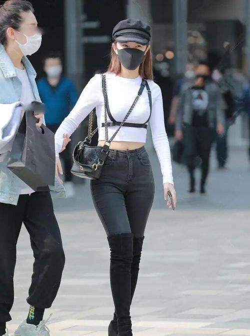 高挑|白色性感长袖搭配黑色经典打底裤,满满的女性味道,时尚还是休闲