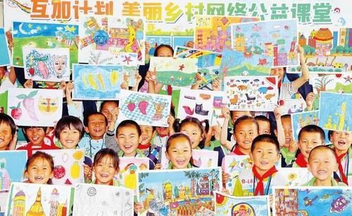 酒泉金塔县东坝小学学生在乡村学校少年宫开展绘画活动