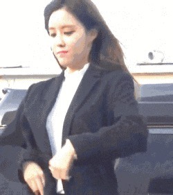 |搞笑GIF:姑娘真的好漂亮,找个这样的女朋友还不错吧!