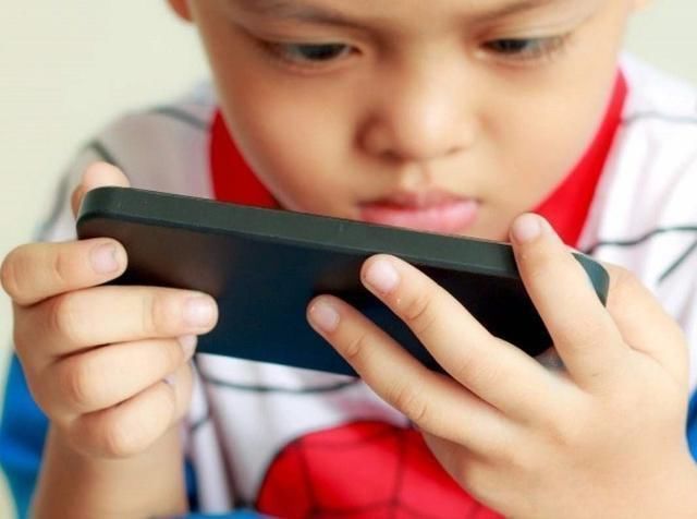 灵活度|经常玩手机的孩子,身上的这项能力,比不玩手机的孩子,要强太多