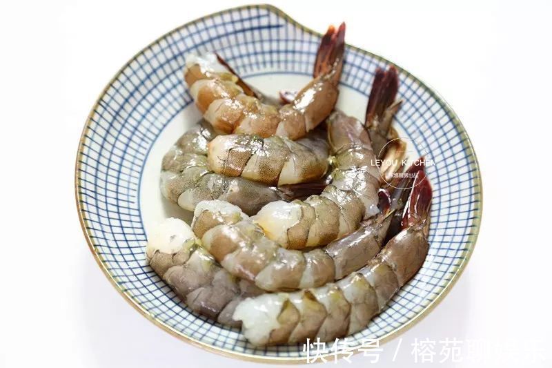 年夜饭,虾的别样做法,香酥鲜美,寓意节节高,不知不觉就吃光了