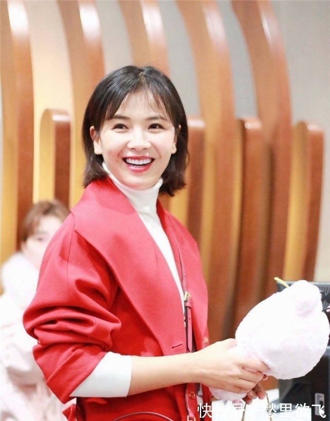 烫发 女人过了35岁,剪短发减龄还不够,烫这几款发型更显优雅年轻