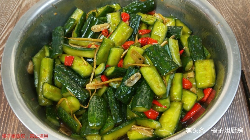 黄瓜不要凉拌了,教你一个最好吃的做法,一次秘制5斤,上桌扫光