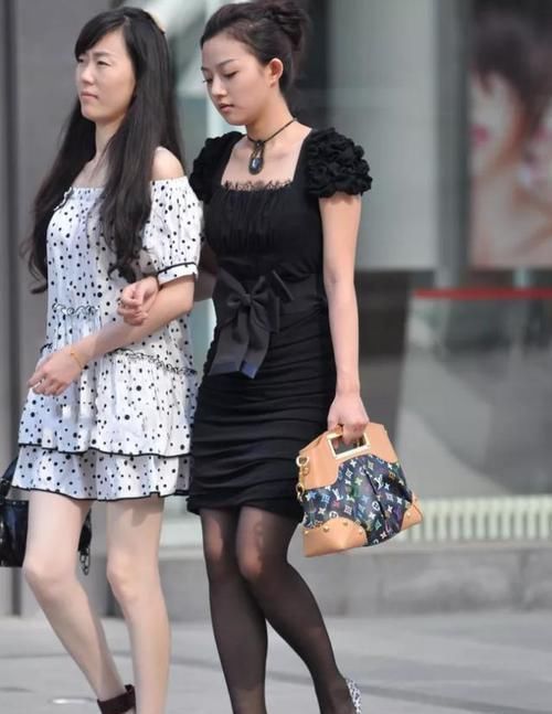 黑色方领时尚连衣裙，搭配减龄俏皮丸子头，小姐姐显得清新又优雅