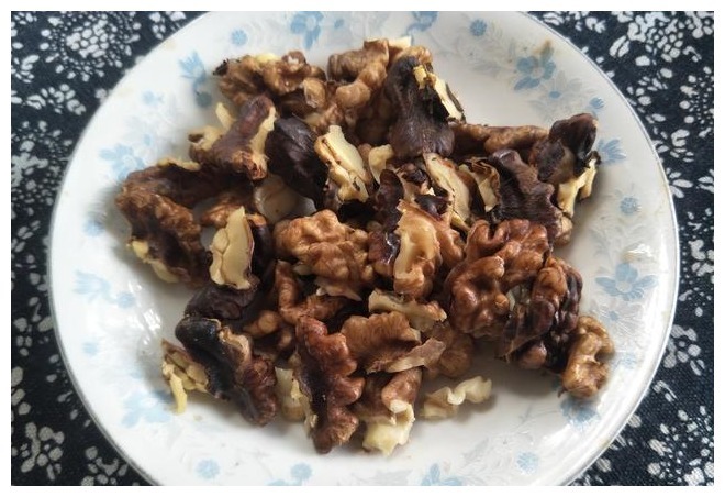 核桃好吃难去壳,试试放锅蒸一蒸,核桃皮容易去,核桃完整不易碎