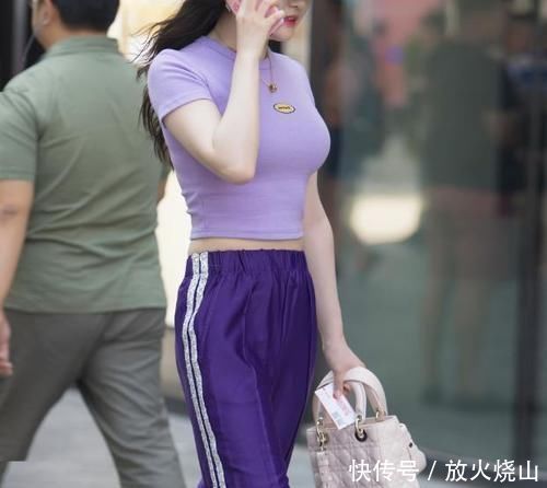 紫色|街拍身材姣好的小姐姐,紫T恤搭配紫色运动裤,既休闲又时尚