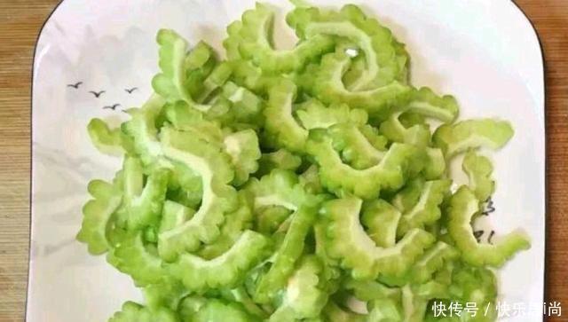 脆嫩|苦瓜的简易方法苦瓜炒鸡蛋、苦瓜酿肉,脆嫩爽口,清热解暑