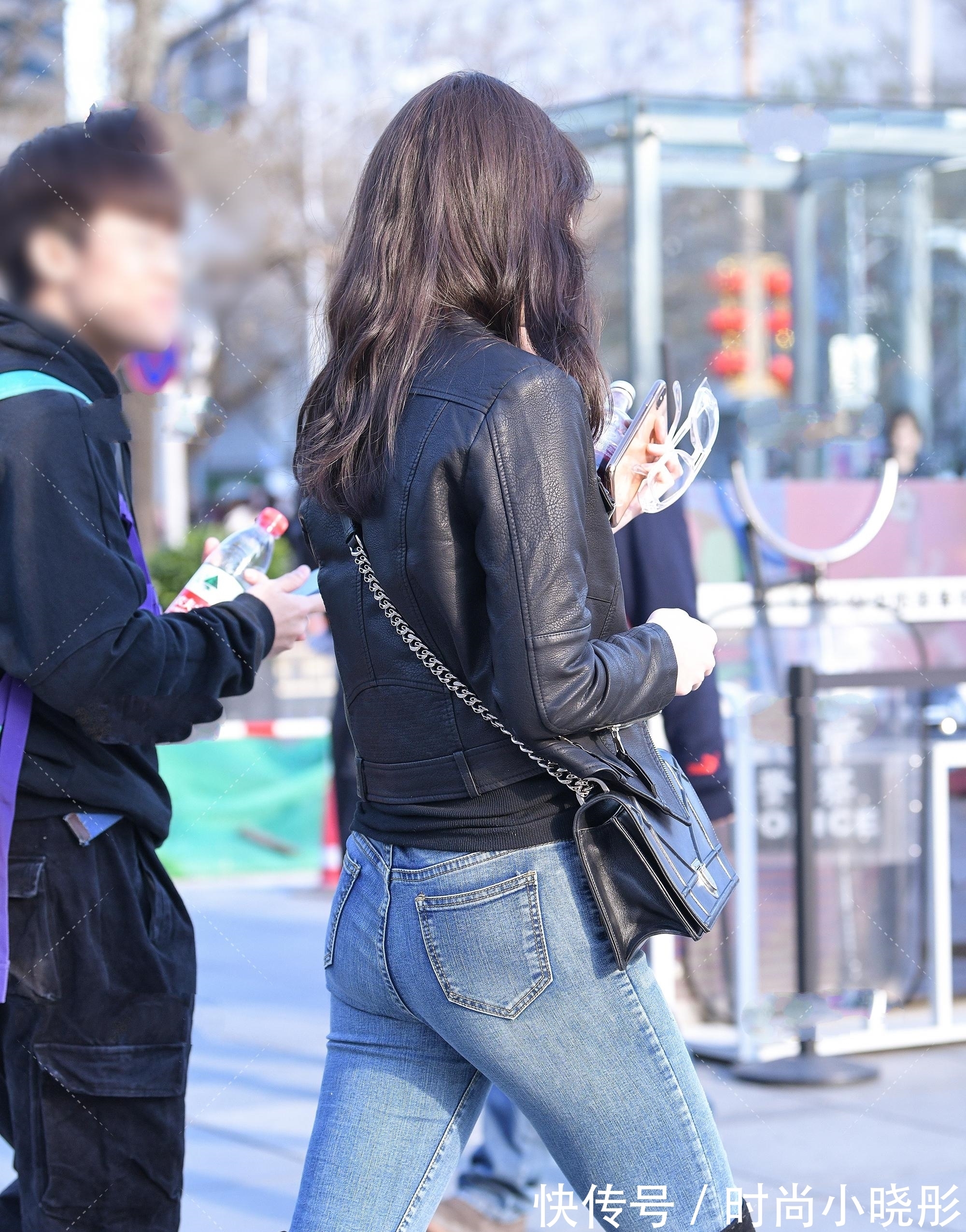 穿搭 一身温柔的气息穿搭上黑色外套,显得很霸气