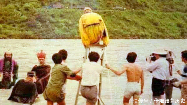 孙悟空|《西游记》“骗”观众33年,龙宫用鱼缸拍,孙悟空差点被烧死