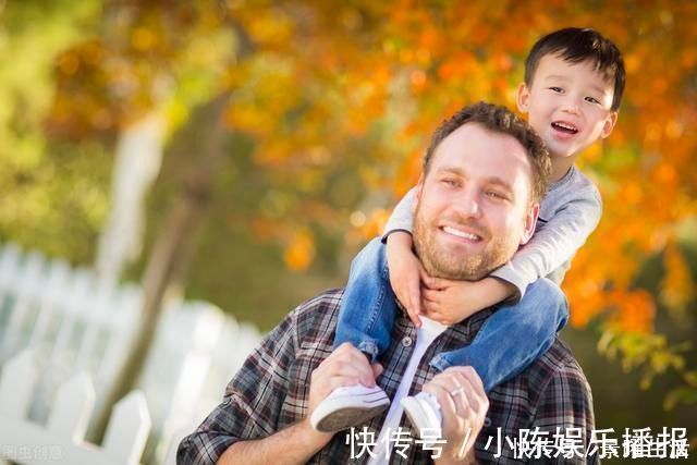 淡定|“最淡定爸爸”走红,任由俩孩子玩奶粉,网友家有矿吗