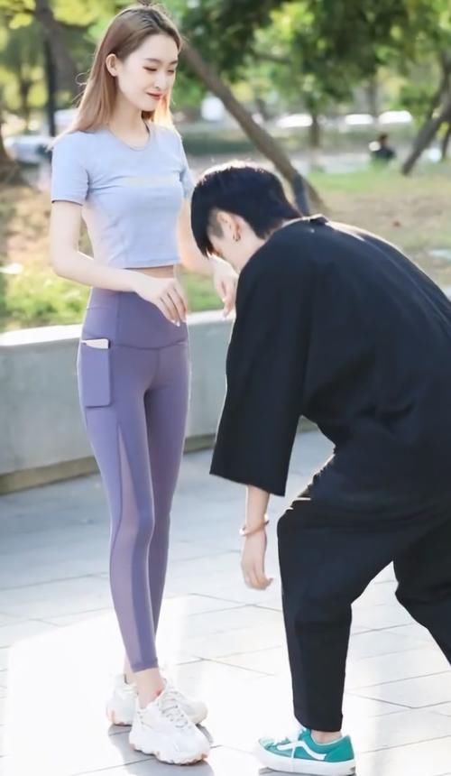 活力感|穿瑜伽裤的小姐姐,意外显腿长,尽显性感身材!!!!