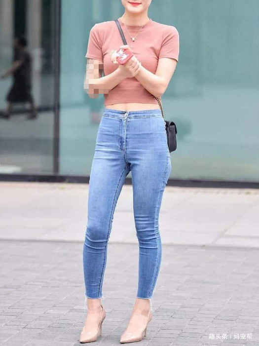 搭配 35+女人的穿衣打扮,黄色背心搭配牛仔热裤,干净无暇与众不同