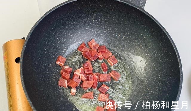 早饭吃米饭和鸡蛋吃腻了来一碗五彩焖饭,美味无比,营养丰富!