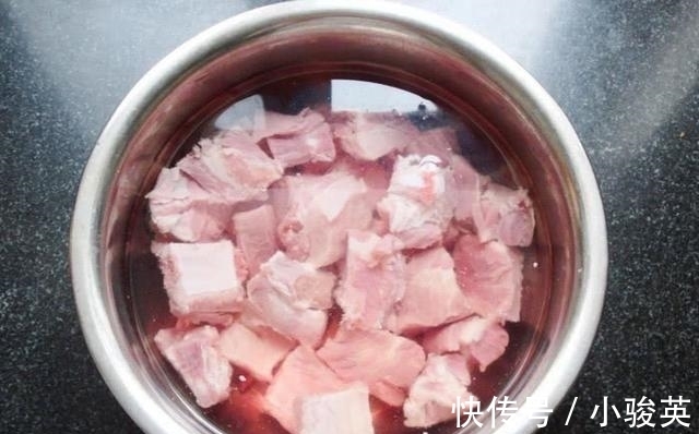 难吃|排骨焯水时,万万别直接下锅煮,别不当回事,不然肉又柴又难吃!