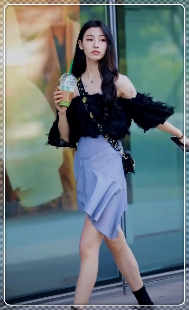 短裙|路人街拍黑色上衣搭配不规则短裙,潮人们的时尚真是美炸裂了