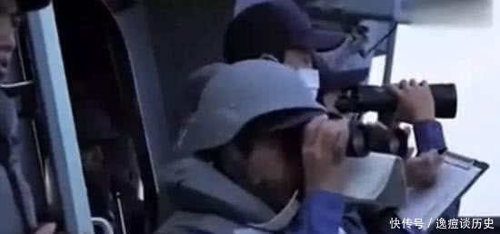 日军指挥官望远镜下,吊着1块白布,它的作用有很多