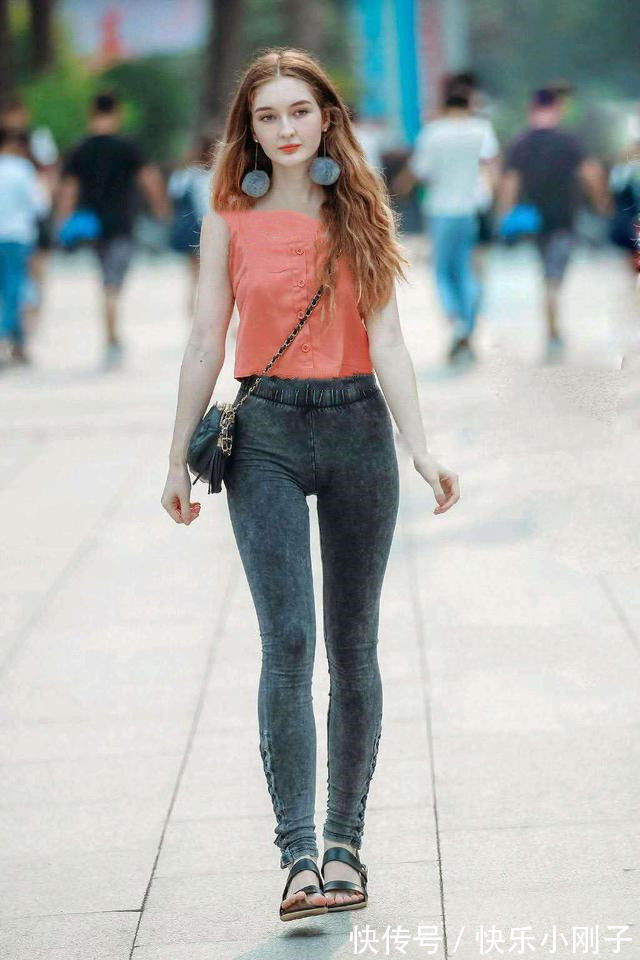 漂亮姐姐 橙色吊带背心搭配黑色打底裤,成熟大气,妥妥女神范