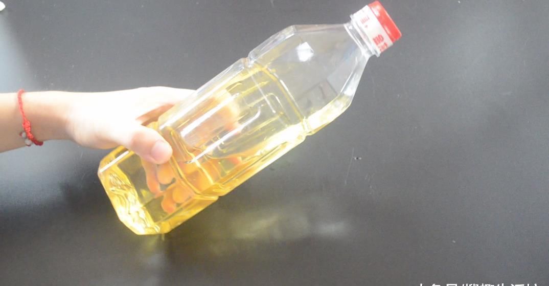 瓶盖上面戳一个洞, 没想到还有这个作用, 看完你会感谢我的