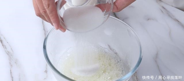 你还在为戚风蛋糕翻车而烦恼吗手把手教你做完美的椰椰醇香蛋糕