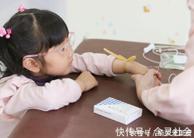 肚子疼|6岁女儿每周五都肚子疼,爸妈带她检查,医生:你们别过了