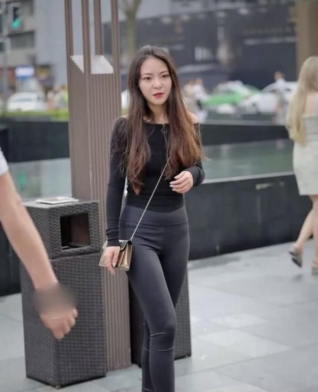 美女穿搭打底裤有着很好的减龄效果,秀出青春朝气的时尚女神范