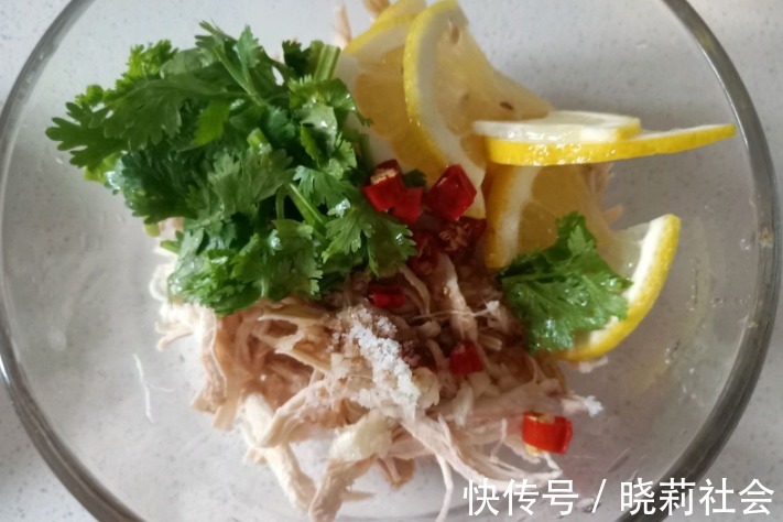 爽口|鸡胸肉这样吃健康还低脂，酸辣爽口，口感鲜嫩不柴