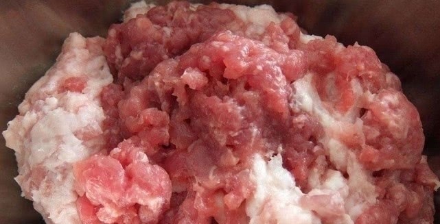 拌猪肉饺子馅时,加水万万不可,省掉这一步,饺子馅更鲜更嫩