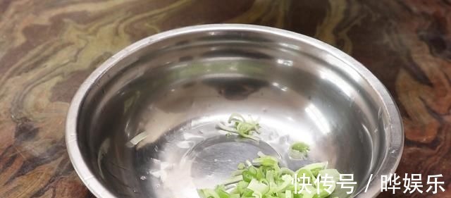 “西红柿炒鸡蛋”很多人第一步就错了，难怪不好吃，看大厨咋做的