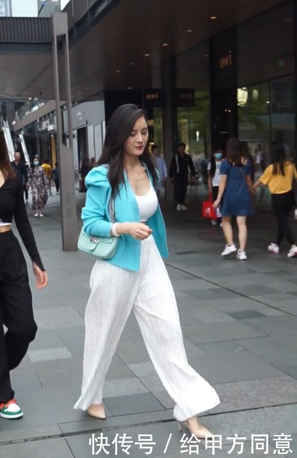 搭上|运动背心搭上阔腿裤,个性不羁,街头就是她的秀场