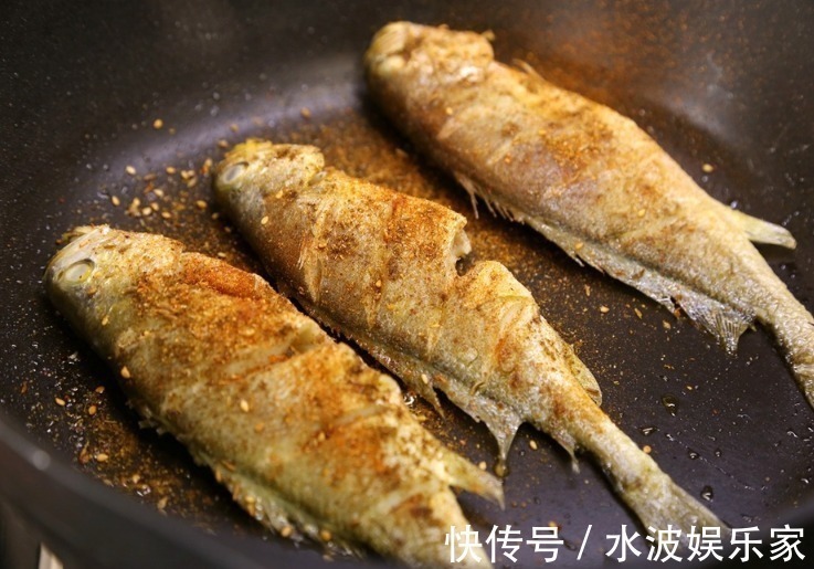 无论煎鱼或煎豆腐，别直接下锅煎！多做这一步，保证不粘锅不破皮
