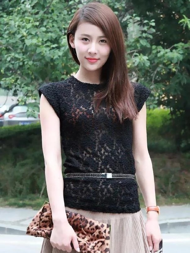 长发|街拍:活泼可爱的时尚小姐姐,柔顺的长发,温柔中不失大气