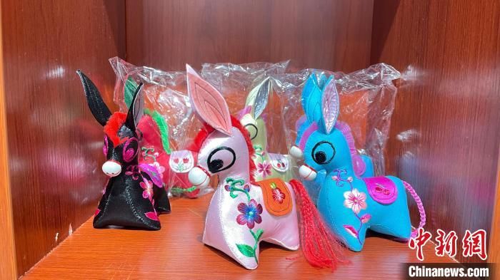 技艺!一人带出6000人 “雁门绣娘”飞针走线绣出非遗“致富花”