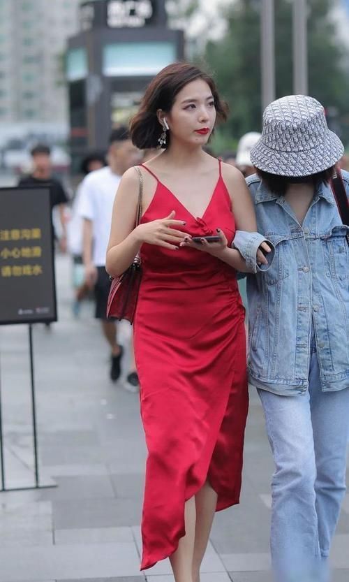 小姐姐 只有这种微胖的女士,才好驾驭大红包臀裙,穿出性感美臀!!