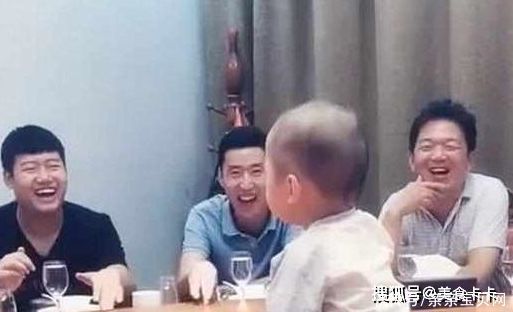 宝宝|爸爸带宝宝出去喝酒,妈妈不放心视频通话,看到这画面妈妈笑喷了