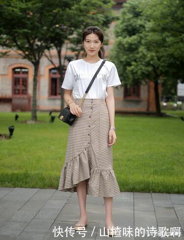 最近流行一种新穿法叫“上短下长”，显瘦又时髦，谁穿谁好看