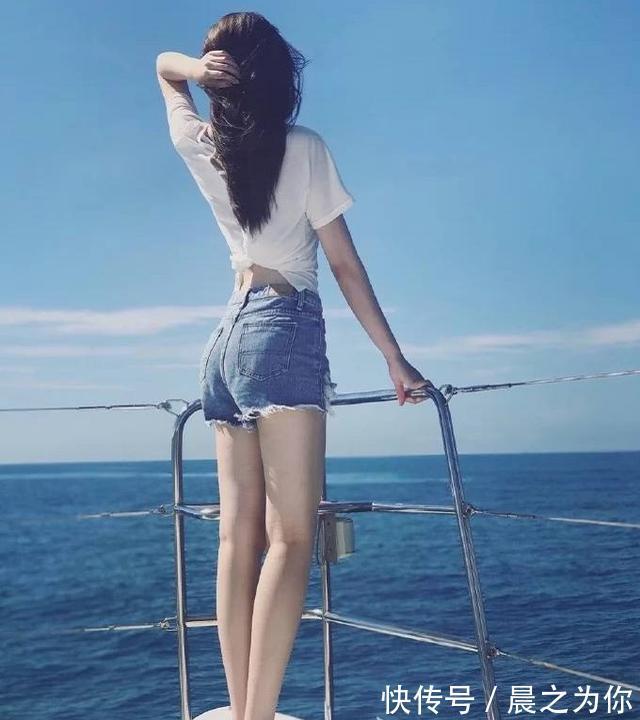 s型曲线 女神搭配牛仔裤,秀出窈窕的身材,散发着青春的气息