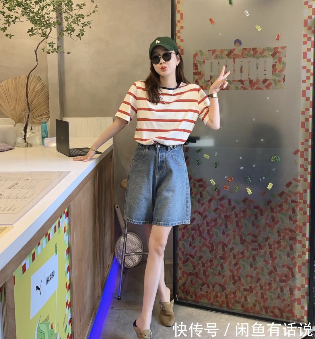 效果|37岁阿姨真会穿,用T恤+牛仔短裤搭出5种不同效果,减龄还很时髦