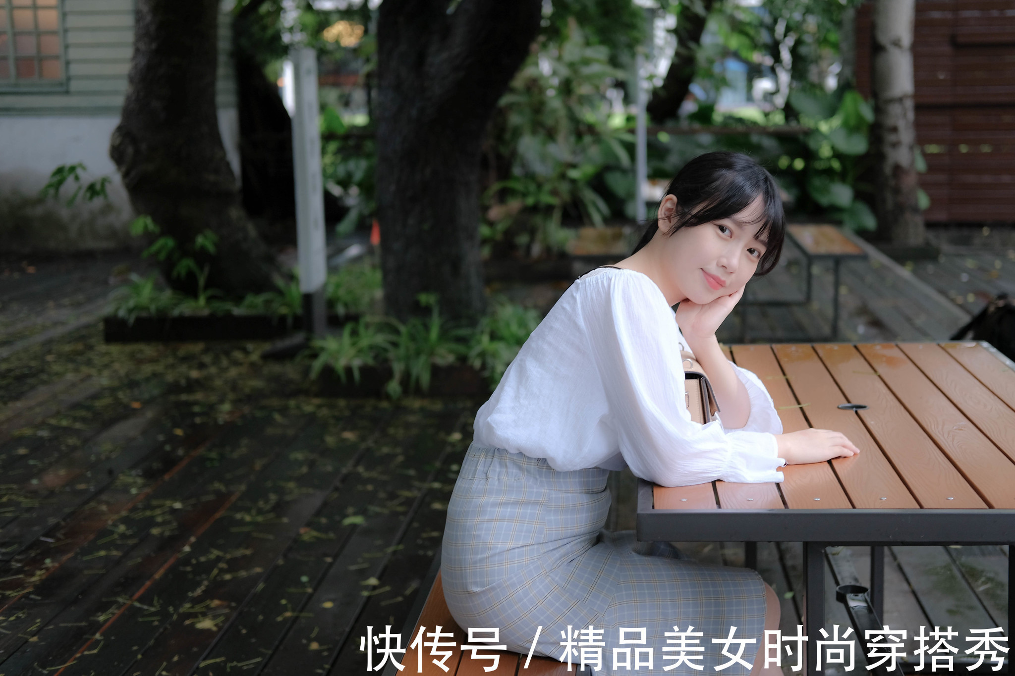 一字 粉白格子上衣,温柔甜美,一字肩的款式,性感迷人