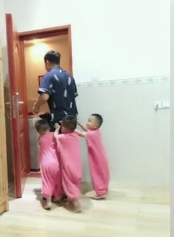 三胞胎|爸爸和妈妈假装打架,三胞胎儿子的做法,让妈妈眼泪不停