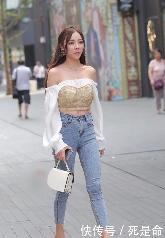 动人|长发姐姐真漂亮,身穿一字肩上衣+牛仔裤,微微一笑很动人