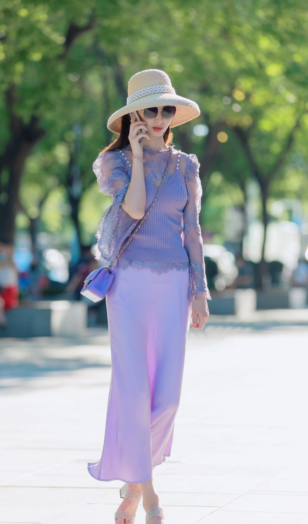 紫色两件套裙子搭配粗跟凉拖鞋,戴草帽凸显创意搭配,显高贵典雅