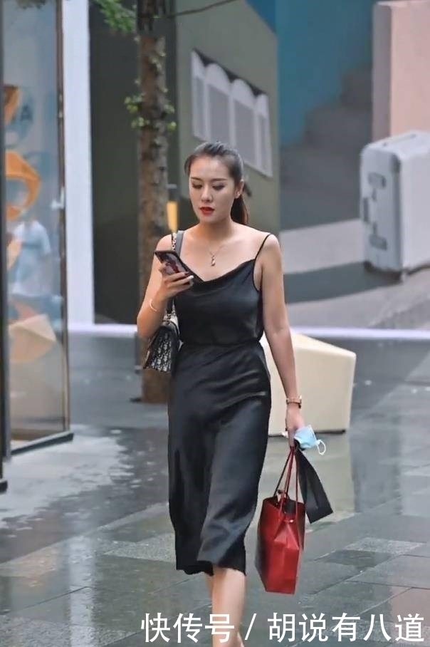  甜美|小姐姐身穿一件粉色的连衣裙，泡泡袖的设计非常甜美，清新动人