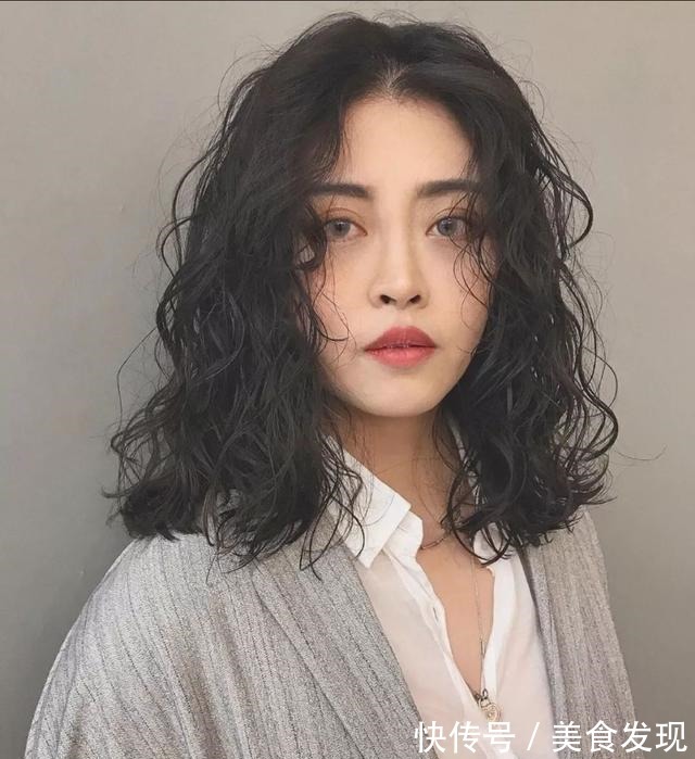 洋气 今冬流行烫满头发型20多款,时尚还保暖,烫完真洋气!