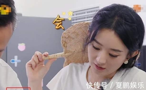 都是中專畢業(yè)，在給外國人點餐時，趙麗穎和李浩菲的差距太大了