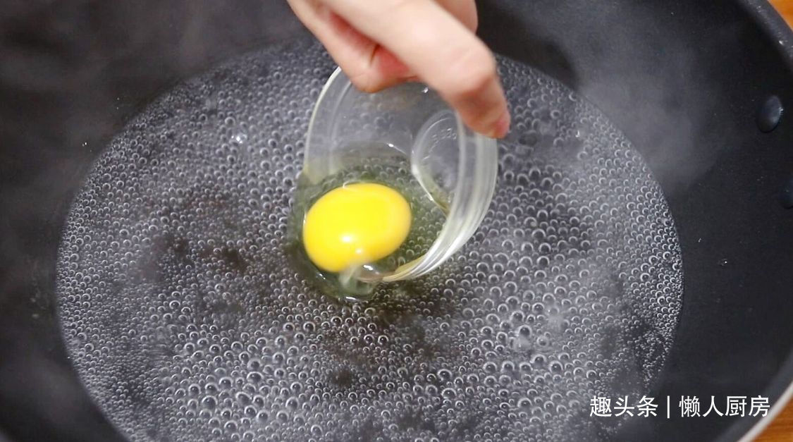 煮荷包蛋的2种做法，切记不要直接下锅煮，教你一招，一个都不散